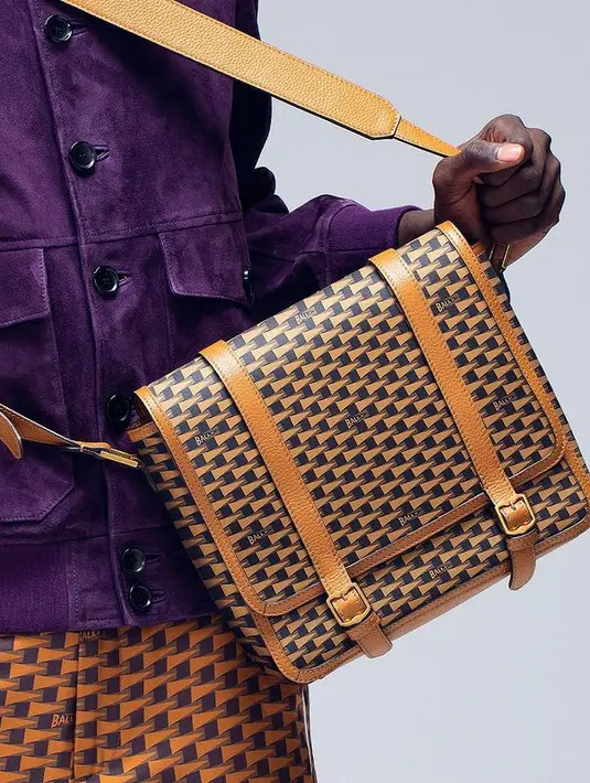 Bally memperkenalkan Motif Pennant, terinspirasi dari desain vintage bendera olahraga yang menjadi arsip dari rumah mode ini. [Foto: Instagram/ Bally]