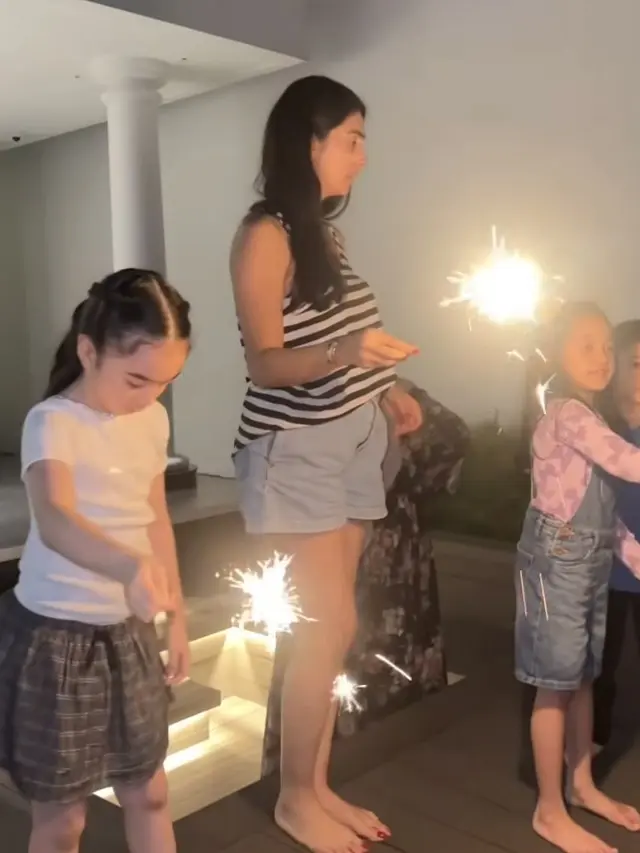 Gaya Artis Tanah Air Rayakan Pergantian Tahun Cukup di Rumah Bersama Keluarga.