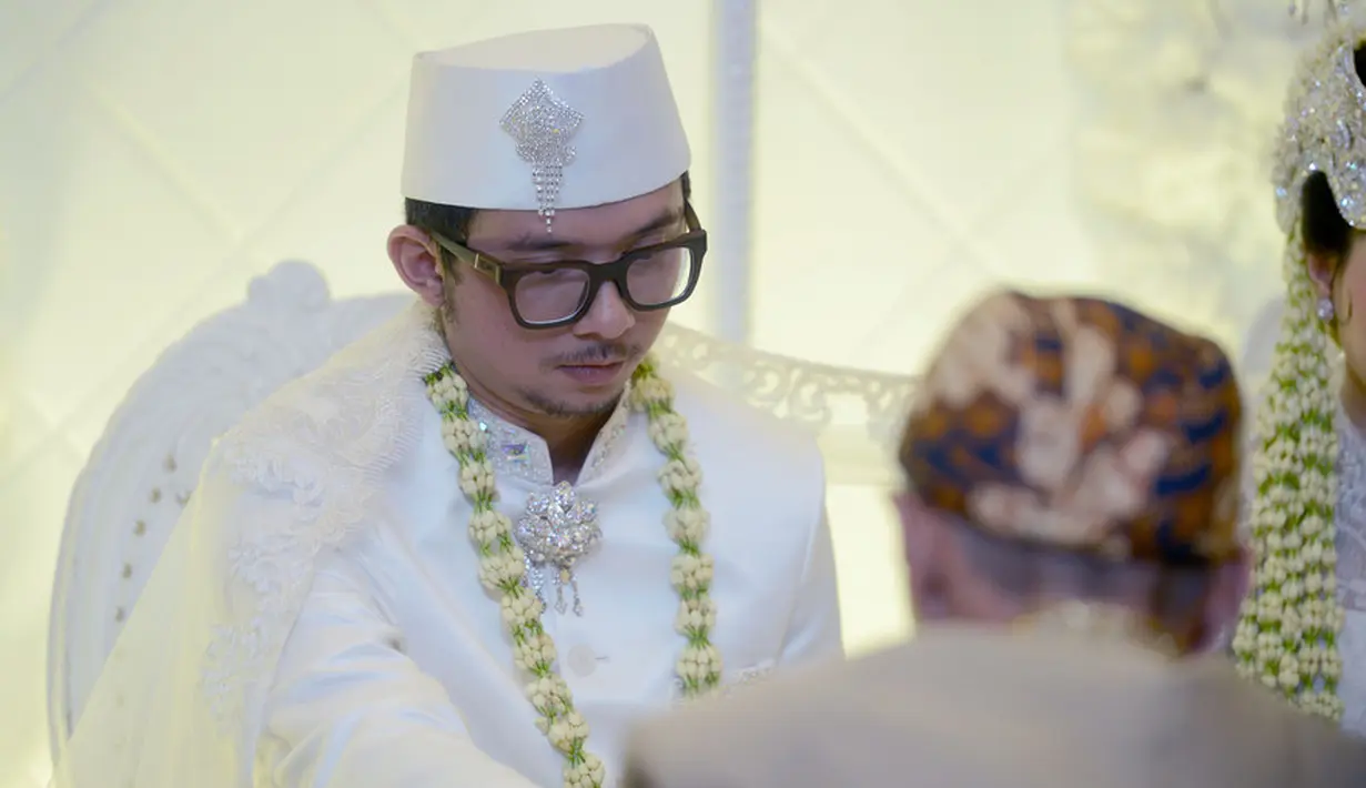 Jika dilihat-lihat, Poppy terlihat berbeda dengan kehidupan sehari-harinya yang tampak tomboi. Kali ini, dirinya nampak anggun dengan pakaian pernikahan adat Sunda yang serba putih. (Bayu Herdianto/KapanLagi.com)