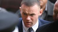 Ekspresi Wayne Rooney saat tiba untuk menjalani persidangan mengemudi sambil mabuk di pengadilan Stockport Magpenrates di Stockport, Inggris (18/9). (AFP Photo/Paul Ellis)