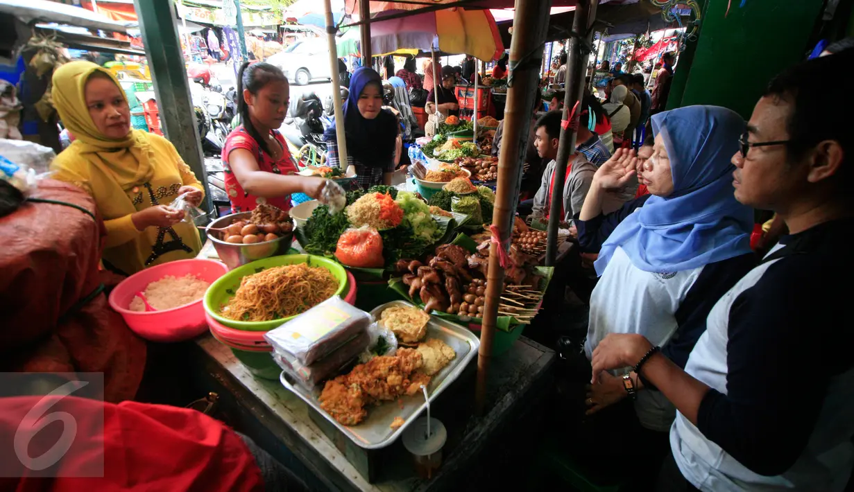 Penjual melayani pembeli bakmi pecel khas  Pasar Beringharjo, Yogyakarta, Selasa (9/2). Salah satu sarapan tradisional yang banyak dijajakan di sekitar pasar Jalan Malioboro ini tak pernah sepi pengunjung. (Foto: Boy Harjanto)