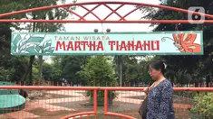 Pejalan kaki melewati Taman Martha Tiahahu di kawasan Blok M, Jakarta, Selasa (18/2/2020). Keasrian dan kenyamanan taman yang memiliki luas 20.960 meter persegi tersebut dinilai terbengkalai dan tak layak menjadi taman kota karena tidak terawat. (Liputan6.com/Immanuel Antonius)