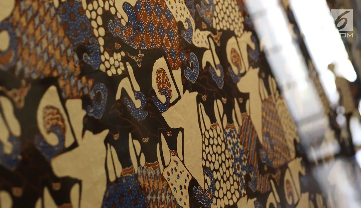 Kain tradisional Indonesia dipajang dalam pameran bertajuk Encounters with Bali: A collector’s journey di Museum Tekstil, Jakarta, Rabu (11/7). Koleksi kain tersebut milik kolektor Dr John Yu dan Dr George Soutter. (Liputan6.com/Immanuel Antonius)