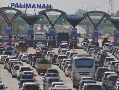 Sejumlah kendaraan saat memasuki gerbang Tol Palimanan, Jawa Barat, Selasa (14/7/2015). Hingga H-3 jelang lebaran 2015 pemudik sudah mulai memadati tol Cipali. (Liputan6.com/Herman Zakharia)
