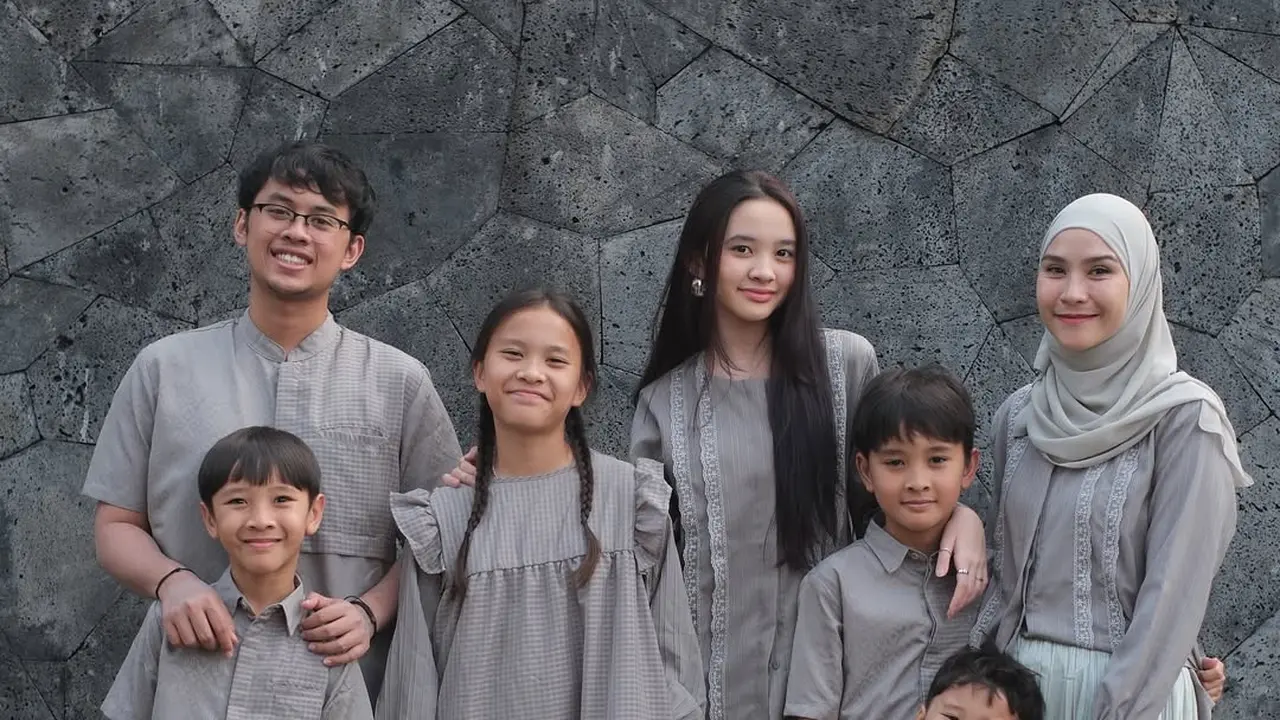 Pesona Awet Muda Zaskia Adya Mecca Kompak Pakai Sarimbit Bareng 5 Anaknya, Curi Atensi Pose di Depan Pagar Rumah Raditya Dika
