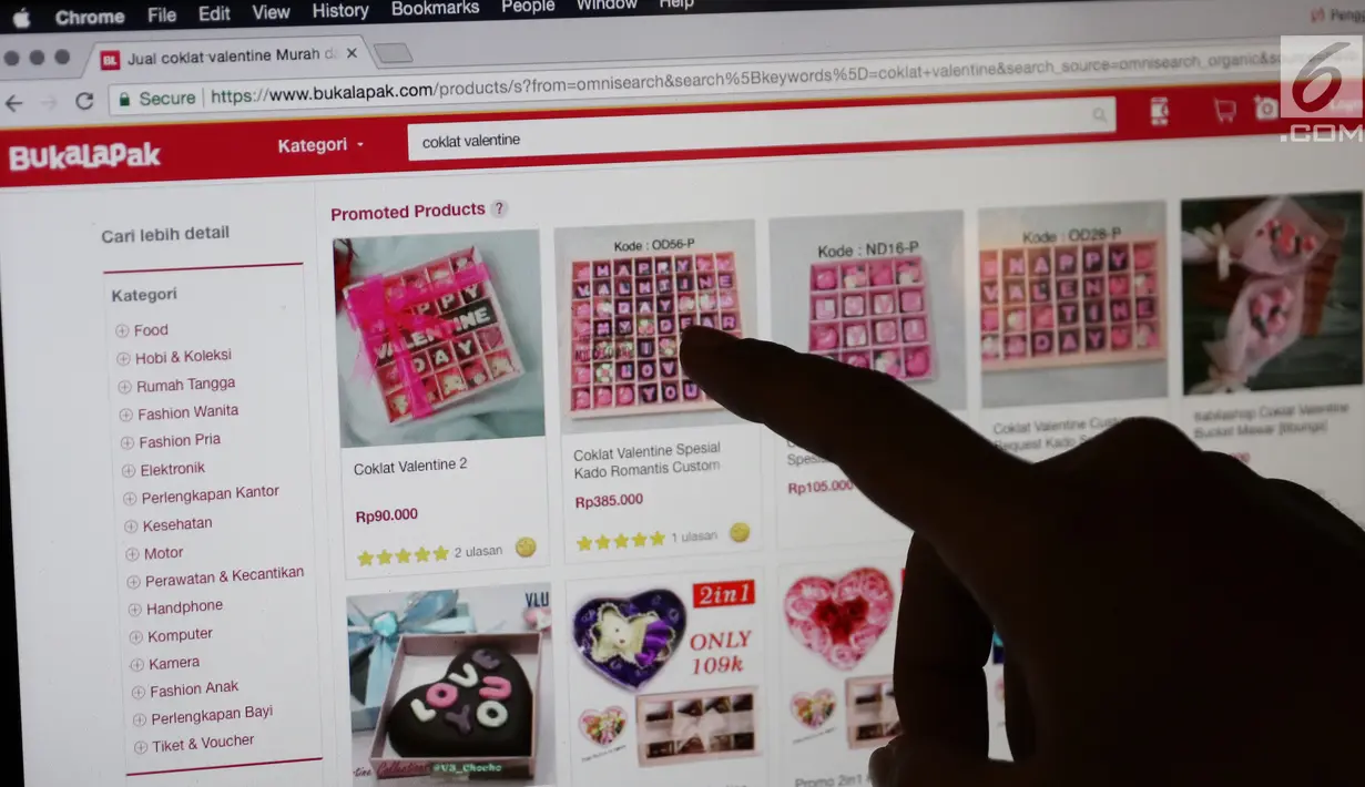Ragam jenis cokelat yang ditawarkan di situs belanja online, Jakarta, Rabu (14/2). Cokelat menjadi hadiah favorit bagi mereka yang merayakan Hari Valentine. (Liputan6.com/Immanuel Antonius)
