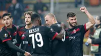 Pemain AC Milan, Patrick Cutrone dan rekan setimnya merayakan gol ke gawang Austria Wien pada matchday kelima Liga Europa di Stadion San Siro, Jumat (24/11). AC Milan memastikan diri lolos sebagai juara Grup D usai menang 5-1. (AP/Antonio Calanni)