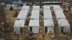 Kontainer untuk bangsal merawat orang yang terinfeksi virus corona COVID-19 disiapkan di halaman Pusat Medis Seoul, Kamis (10/12/2020). Otoritas Korea Selatan membuat tempat tidur rumah sakit dari kontainer untuk meringankan beban fasilitas medis yang telah kewalahan. (AP Photo/Ahn Young-joon)