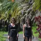 Kembar transgender Brasil, Sofia (kiri) dan Mayla berjalan di sebuah taman di Campinas, sekitar 100 km dari Sao Paulo, pada 27 Februari 2021. Kembar 19 tahun tersebut secara bersamaan telah melakukan operasi kelamin mereka pada 13 dan 14 Februari lalu. (Nelson ALMEIDA / AFP)