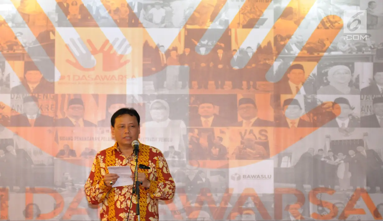 Ketua Bawaslu, Abhanmemberi sambutan perayaan HUT 1 Dasawarsa Bawaslu di Jakarta, Senin (9/4). HUT 1 Dasawarsa Bawaslu menggunakan tagar #1Dasawarsa dengan tema 'Bersama Rakyat, Bawaslu Mengawasi'. (Liputan6.com/Helmi Fithriansyah)