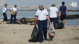 Prajurit TNI AL bersama elemen masyarakat menggelar acara bersih-bersih Pantai Ancol, Jakarta Utara, Jumat (1/3). Kegiatan bersih-bersih itu menyusul adanya laporan menumpuknya sampah di kawasan Ancol. (Merdeka.com/ Imam Buhori)