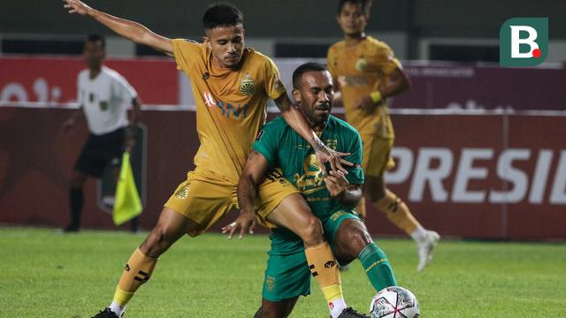 Foto: Aksi Pemain Persebaya saat Bermain Imbang Melawan Bhayangkara FC di Grup C Piala Presiden 2022