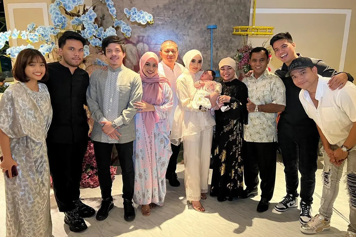 7 Potret Keluarga Hermansyah Gelar Buka Bersama, Dihadiri Banyak Selebriti