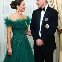 Kate Middleton ta (mpil elegan saat menghadiri jamuan makan malam bersama  Pangeran William di Jamaika. (Instagram/vogueaustralia).