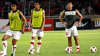 kiri ke kanan: M Roby, M Ilham, dan Ahmad Bustomi melakukan pemanasan sebelum berlaga kontra Turkmenistan di Stadion Utama Gelora Bung Karno,Jakarta, 28 Juli 2011. Foto: Muliandani