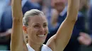 Petenis Jerman, Angelique Kerber tersenyum sambil mengangkat trofi usai mengalahkan petenis AS, Serena Williams pada final tunggal putri kejuaraan Tenis Wimbledon 2018 di London, (14/7). Kerber menang atas Williams 6-3,6-3. (AP Photo/Ben Curtis)
