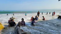 Para pengunjung nampak menikmati permainan air di kawasan wisata Sayang Heulang, Pameungpeuk Garut, Jawa Barat dalam momen libur lebaran 2023. (Liputan6.com/Jayadi Supriadin)