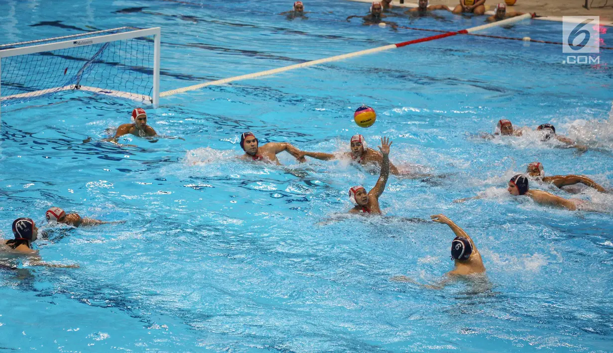 Tim polo air putra Indonesia saat uji coba melawan tim Serbia di kolam Stadion Akuatik GBK, Jakarta, Rabu (11/7). Pertandingan tersebut untuk melihat kesiapan tim polo air Indonesia dalam pertandingan Asian Games 2018. (Liputan6.com/Faizal Fanani)