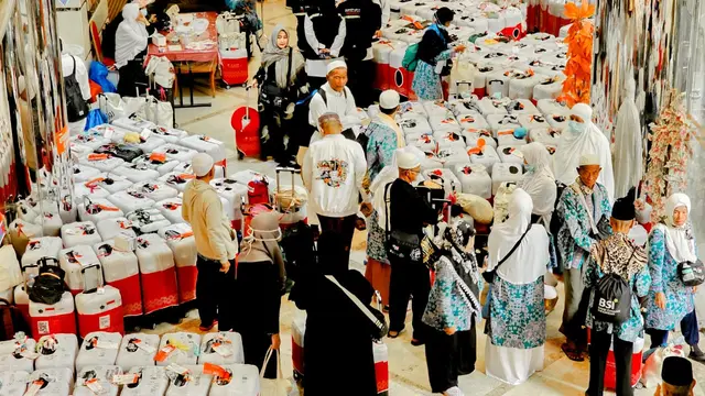 Jemaah haji Indonesia gelombang dua bersiap-siap di hotel Makkah jelang pendorongan ke Madinah menggunakan bus. (FOTO: MCH PPIH ARAB SAUDI 2023)