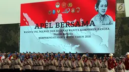 Prajurit Wanita Polri berbaris pada apel bersama untuk memperingati Hari Kartini 2018 di Silang Monas, Jakarta, Rabu (25/4). Upacara diikuti 10 ribu perempuan yang terdiri dari prajurit TNI, Polri dan segenap komponen bangsa. (Liputan6.com/Johan Tallo)