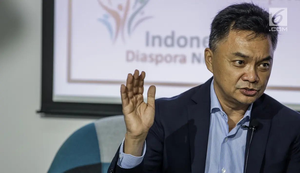 Ketua Board of Trustees Indonesian Diaspora Network Global Dino Patti Djalal (kiri) saat menggelar konferensi pers di Jakarta, Senin (12/6). Dalam keteranganya Dino Patti Djalal menjelaskan terkait kedatangan Barack Obama. (Liputan6.com/Faizal Fanani)