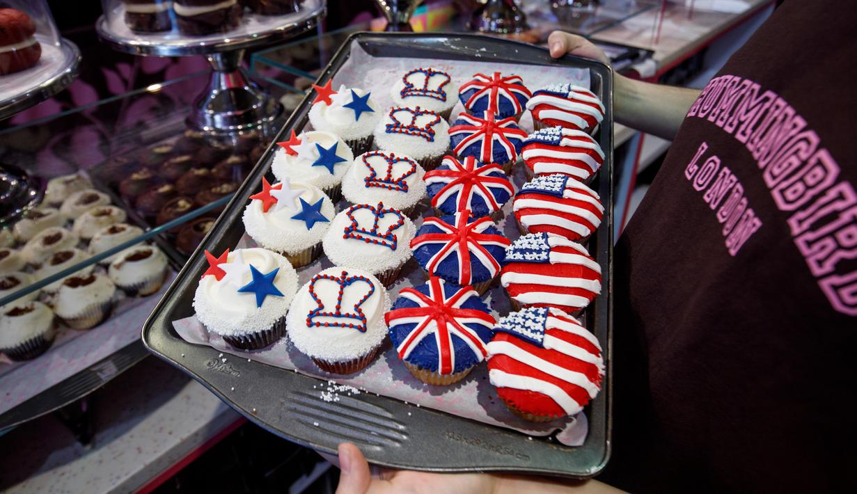 Sebuah toko Hummingbird Bakery menjajakan cupcakes edisi khusus menghormati pernikahan Pangeran Harry dan Meghan Markle di London, 11 Mei 2018. Pernikahan Harry dan Meghan akan digelar 19 Mei mendatang di Kapel St. George, Istana Windsor (AFP/Tolga AKMEN)