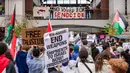 Para demonstran pro-Palestina berkumpul di Faneuil Hall Marketplace dalam unjuk rasa “No Votes for Genocide” di Boston pada 2 November 2024. (Joseph Prezioso/AFP)