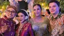 Nikita Mirzani menjadi salah satu artis yang hadir sebagai tamu undangan di acara mitoni Shandy Purnamasari. Acara tersebut semakin meriah karena dibarengi dengan ultah Shandy ke-33. Nikita tampil anggun dengan mengenakan kebaya hijau. (Liputan6.com/IG/@nikitamirzanimawardi_172)