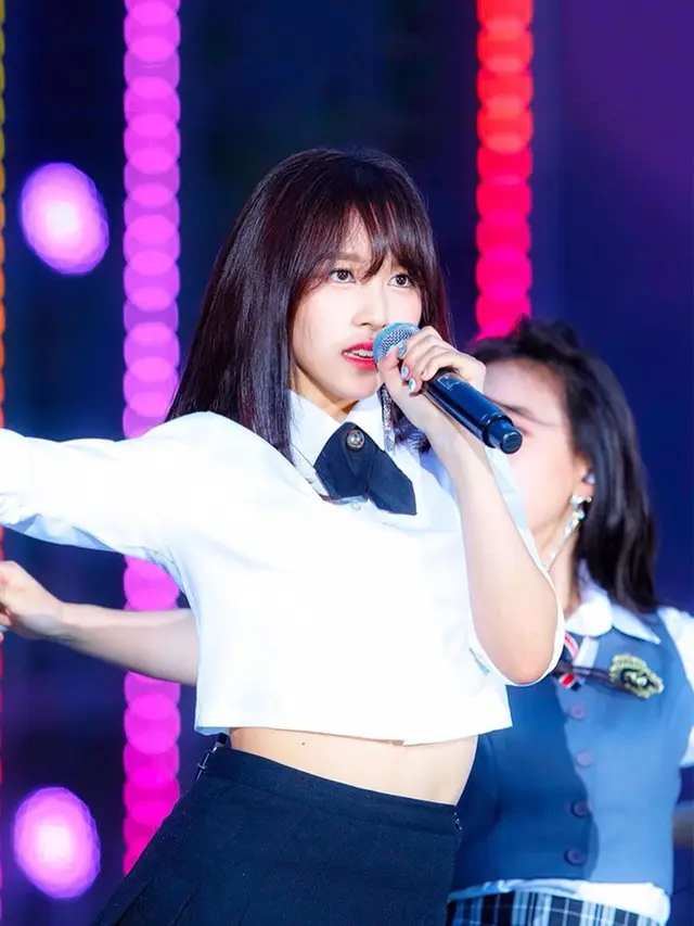Idap Anxiety Disorder, Ini 6 Potret Cantiknya Mina TWICE di Panggung