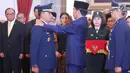 Presiden Joko Widodo (kanan) menyematkan tanda pangkat kepada Marsekal Madya (Marsdya) Yuyu Sutisna saat upacara pelantikan di Istana Negara, Jakarta, Rabu (17/1). Yuyu menjadi KSAU menggantikan Marsekal Hadi Tjahjanto (Liputan6.com/Pool/Randi)