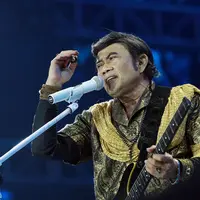 Di acara ulang tahun MNCTV yang ke-24 ini Rhoma Irama untuk pertama kalinya membawakan lagu orang lain. Ia pertama membawakan lagu berjudul ‘Senyum Membawa Luka’ karya Fazal Dath yang sempat dipopulerkan oleh mendiang Meggy Z. (Deki Prayoga/Bintang.com)