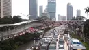 Sejumlah kendaraan terjebak kemacetan di Jalan Jenderal Sudirman, Jakarta, Senin (16/3/2020). Peniadaan sementara aturan ganjil-genap  terkait dengan penyebaran virus corona Covid-19 membuat kemacetan terjadi di sejumlah wilayah Jakarta. (Liputan6.com/Angga Yuniar)