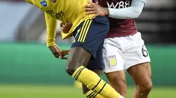 Pemain Arsenal Nicolas Pepe (kiri) berebut bola dengan pemain Aston Villa Douglas Luiz pada pertandingan Liga Premier Inggris di Villa Park, Birmingham, Inggris, Selasa (21/7/2020). Aston Villa menang 1-0. (AP Photo/Peter Powell, Pool)