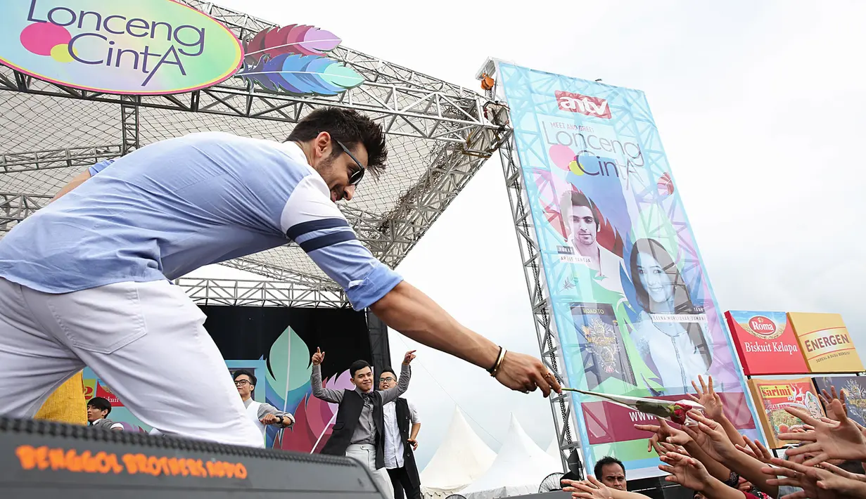 Acara meet and greet yang berlangsung pada Sabtu (25/2) di Lapangan PWS Kaduagung Tigaraksa, Tangerang, membuat Arjit dan Leena sangat senang lantaran mendapat tanggapan yang baik dari fansnya. (Bambang E. Ros/Bintang.com)
