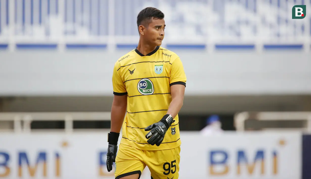 Ravi Murdianto merupakan penjaga gawang milik Persela Lamongan di BRI Liga 1 musim 2021/2022. Anggota aktif TNI AD tersebut pernah menggegerkan publik sepak bola Asia kala Timnas U-19 Indonesia mampu menyabet gelar AFF pada tahun 2013. (Bola.com/M. Iqbal Ichsan)