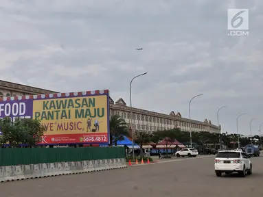 Kendaraan melintas dekat baliho pusat kuliner atau food street di kawasan Pantai Maju yang dahulu bernama Pulau D, Jakarta, Rabu (23/1). Area Food Street di kawasan Pantai Maju mulai beroperasi usai disegel oleh Pemprov DKI. (Merdeka.com/Iqbal S. Nugroho)