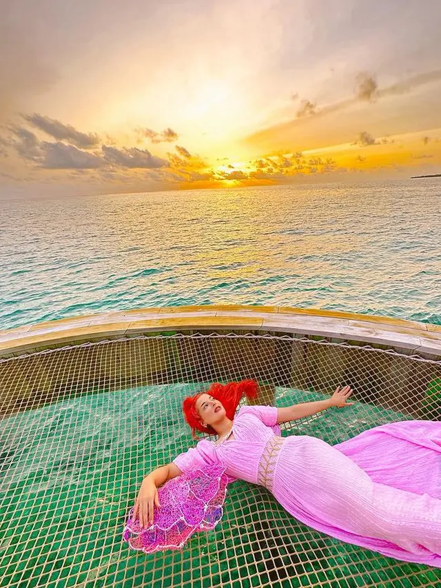 Potret Tasya Farasya Liburan di Maldives, Warnai Rambut Bak Princess Ariel