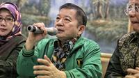 Anggota Dewan Pertimbangan Presiden, Suharso Monoarfa memberi keterangan pers di DPP PPP, Jakarta, Sabtu (16/3). Suharso Monoarfa ditunjuk sebagai Plt Ketum PPP menggantikan Romahurmuziy pasca rapat tertutup pengurus. (Liputan6.com/Faizal Fanani)