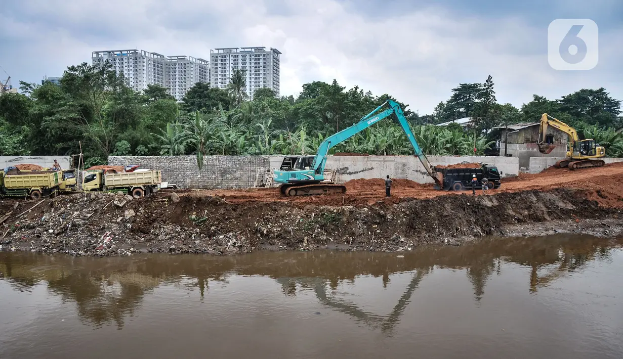 Pekerja menggunakan kendaraan alat berat saat menyelesaikan proyek Normalisasi Sungai Ciliwung di kawasan Cawang, Kramat Jati, Jakarta Timur, Rabu (7/12/2022). Dinas Sumber Daya Air (SDA) DKI Jakarta dan DPRD DKI Jakarta sepakat menganggarkan Rp469,29 miliar untuk program Normalisasi Sungai Ciliwung dalam APBD 2023. (merdeka.com/Iqbal S. Nugroho)