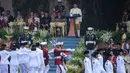Pasukan Pengibar Bendera berbaris melewati Presiden Republik Indonesia Prabowo Subianto, di bagian atas, selama upacara pengibaran bendera memperingati ulang tahun ke-80 kemerdekaan negara di Istana Merdeka, Jakarta, Minggu 17 Agustus 2025. (AP Photo/Achmad Ibrahim)