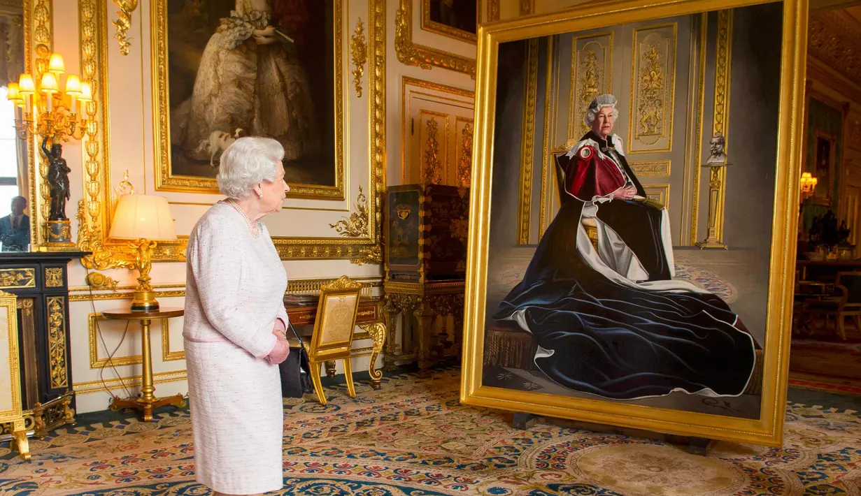 Ratu Inggris Elizabeth memandang lukisan dirinya di Windsor Castle, Inggris, Jumat (14/10). Lukisan itu dibuat untuk memperingati enam dekade kepemimpinannya dalam Palang Merah Inggris. (REUTERS / Dominic Lipinski)
