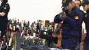 Beberapa barang impor ilegal yang disita Bea dan Cukai berasal dari negara Venezuela, Singapura, dan Filipina, Tanjung Priok, Jakarta, Selasa (29/4/2014) (Liputan6.com/Faizal Fanani).