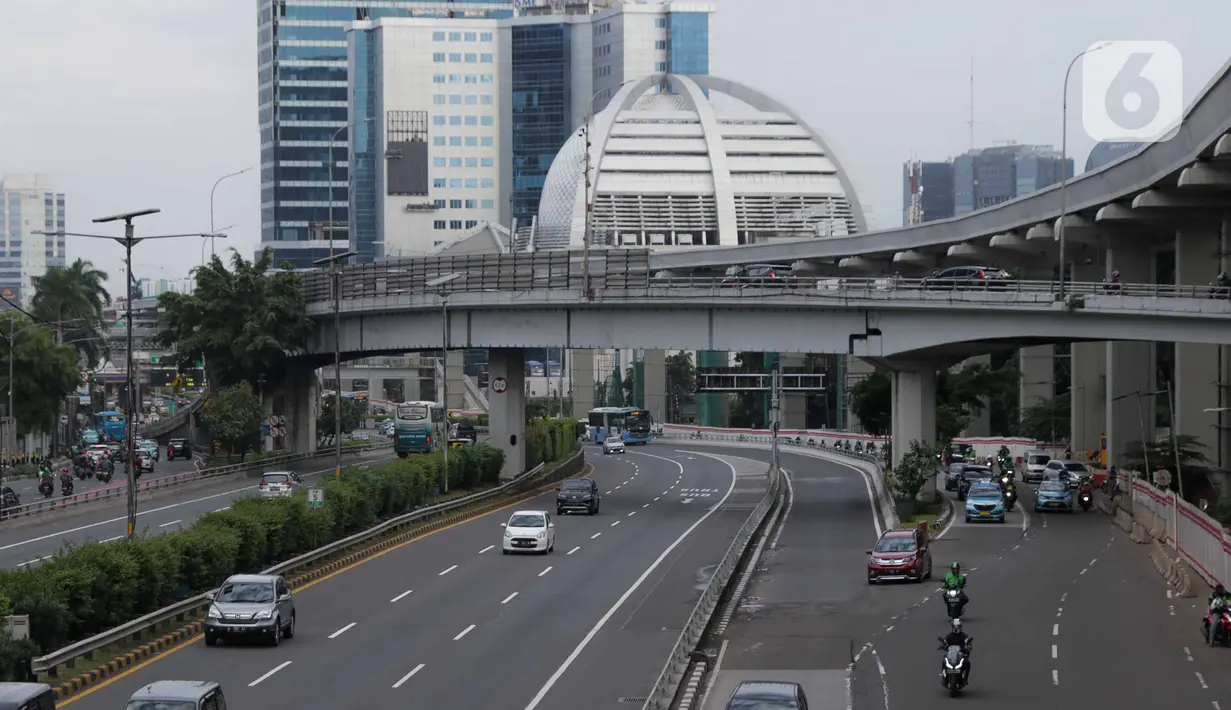 Suasana lengang tampak terlihat di tol dalam kota Gatot Subroto, Jakarta, Selasa (25/2/2020). Dikarenakan ruas jalan yang tergenang usai banjir hari ini membuat banyak pekerja kantoran meliburkan diri dan membuat ruas jalan di Jakarta lengang. (Liputan6.com/Faizal Fanani)