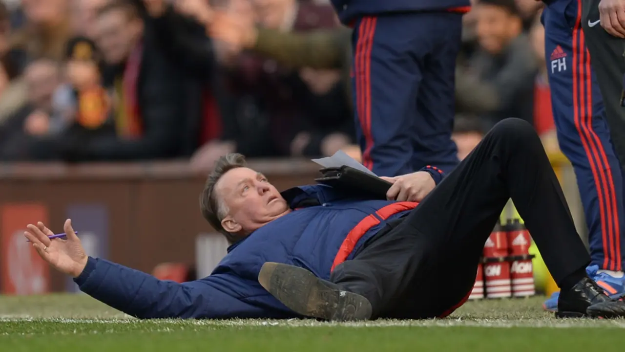 Momen Lucu Premier League, Van Gaal Terjatuh di Pinggir Lapangan