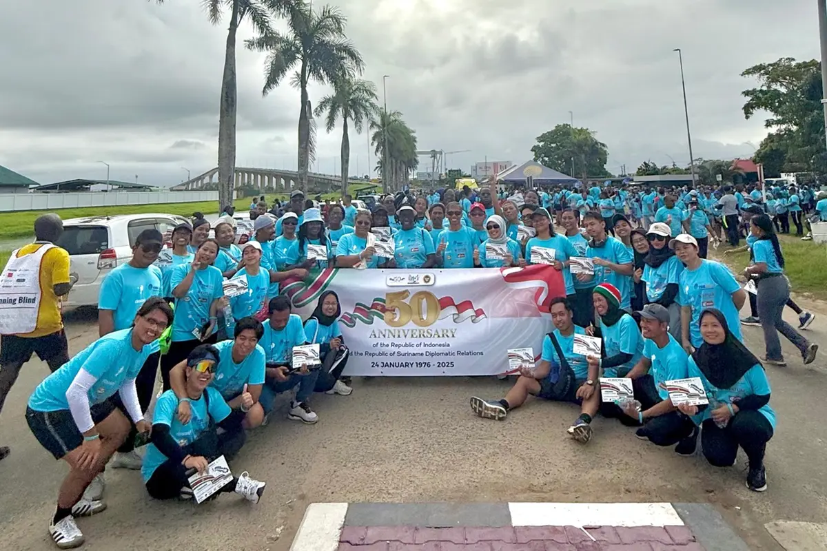 KBRI Paramaribo dan Kemlu Bisnis dan Kerja Sama Internasional Republik Suriname berfoto bersama setelah sampai di garis finis Bigi Broki Waka pada Minggu (4/1/2026) di Paramaribo. (Dok. KBRI Paramaribo)