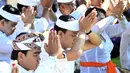 Umat Hindu berdoa untuk merayakan Hari Raya Galungan di sebuah pura, Denpasar, Bali, Rabu 17 Juni 2026. (SONNY TUMBELAKA/AFP)