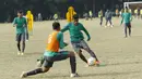 Pemain Timnas Indonesia U-16, Hamsa Lestaluhu, saat latihan di Lapangan Atang Sutresna, Cijantung, Selasa (12/9/2017). Latihan tersebut untuk persiapan kualifikasi Piala Asia U-16 di Thailand. (Bola.com/M Iqbal Ichsan)