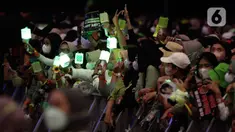 Penggemar NCT 127, NCTzen menunggu grup idolanya tampil dalam tur konser dunia kedua bertajuk "NEO City: Jakarta - THE LINK" di ICE BSD City, Tangerang, Banten, Jumat (4/11/2022). Konser dimulai tepat pukul 19.00 WIB dan dibuka dengan lagu 'Indonesia Raya'. (Liputan6.com/Johan Tallo)