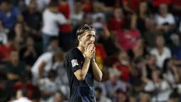 Gelandang Kroasia, Luka Modric, tampak kecewa usai ditaklukkan Spanyol pada laga UEFA Nations League di Stadion Manuel Martinez Valero, Selasa (11/9/2018). Spanyol menang 6-0 atas Kroasia. (AP/Alberto Saiz)