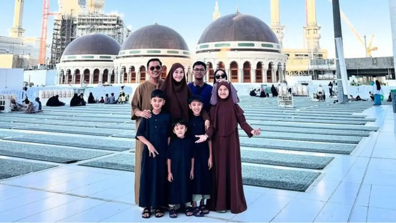 Potret Hanung Bramantyo dan Zaskia Mecca Umroh Bareng Anak-Anak